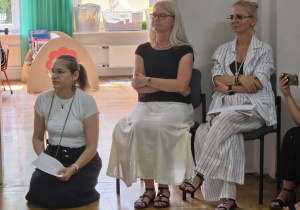 panie dyrektorki przedszkola i pomoc nauczycielki podczas występów dzieci