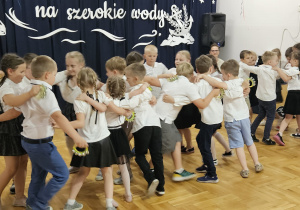 przedszkolaki tańczą kolach z instrumentami