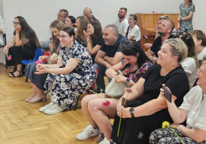 emocje rodziców malujące się na ich twarzach podczas występu dzieci