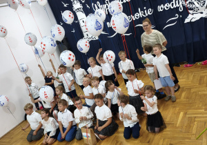 zdjęcie grupy III z nauczycielką i balonami w stylu marynistycznym