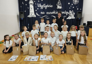 zdjęcie grupowe z nauczycielką i obdarowanymi starszakami z grupy VII