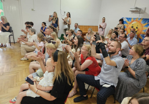 zgromadzeni rodzice podczas popisow artystycznych dzieci