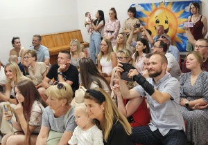 rodzice podczas występów pociech