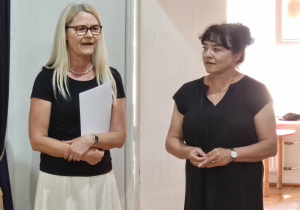 pani dyrektor Justyna Kunert dziękuje rodzicom i dzieciom w asyście nauczycielki