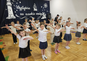 przedszkolaki podczas tańca wymachują rękami