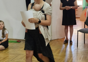 jedna z mam idzie z dyplomem