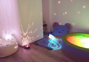 podświetlane zabawki w pokoju terapeutycznym: basen, lampa, fontanna,