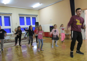 dzieci tańczą z instruktorem