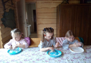 dziewczynki formują ciasto
