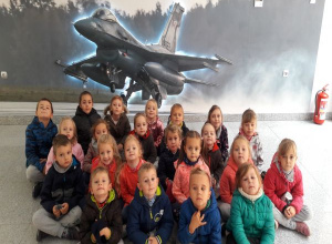 Przedszkolaki w 32 Bazie Lotnictwa Taktycznego w Łasku
