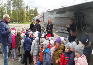 dzieci oglądają samoloty w muzeum samolotów na powietrzu na terenie lotniska