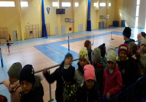 dzieci zwiedzają salę sportową dla lotników