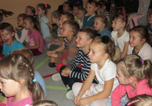 dzieci z uwagą oglądają przedstawienie