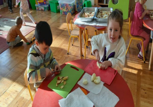 dzieci kroją jabłka na plastry