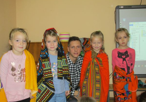dzieci w kolorowych afrykańskich chustach