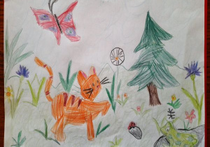 praca: pomarańczowy kot idzie po łące wśród kwiatów, podnosi jedną łapkę, przed nim na kamieniu siedzi żaba, nad nim fruwa motyl a obok rośnie choinka