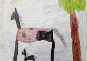 praca: brązowo-czarny duży koń a pod nim czarny mały stoją przy drzewie