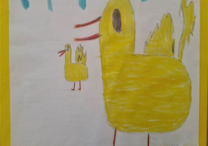 praca: 2 żółte kurczaki: mały i duży machają skrzydłami