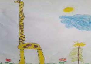 praca: żyrafa bez ogona stoi na łące wśród kwiatów a z boku jest słońce i chmura
