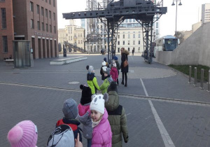 dzieci idą parami przed budynkiem planetarium w Łodzi