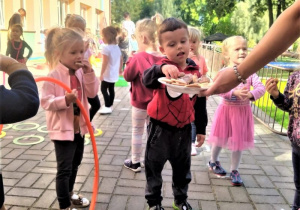 maluszki częstują się ciasteczkami na tarasie