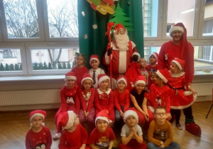 dzieci z gr VIII z Mikołajem i nauczycielką przebraną za Elfa