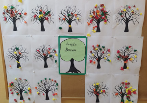 napis "dzień drzewa" a dookoła prace dzieci: drzewa a nich kolorowe kulki bibuły