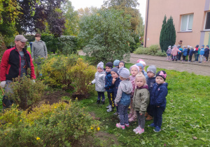 dzieci w ogrodzie z panem Krzysiem