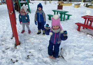 trójka dzieci na śniegu