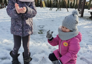 dziewczynki lepią kulki śniegowe