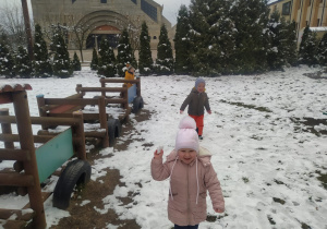 dzieci bawią śniegiem w pobliżu pociągu