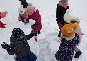 dzieci ze swoich kul śniegowych ulepiły bałwana z 4 kul