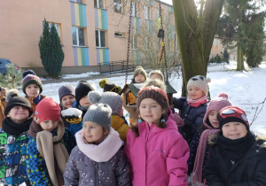 dzieci przy karmniku przed przedszkolem