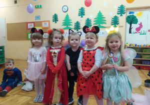 dziewczynki prezentują swoje stroje: Myszki Miki i księżniczki