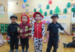 chłopcy w strojach strażaków i policjantów