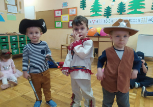 "pirat, Indianin i kowboj" prezentują swoje stroje przed dziećmi
