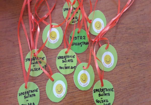 zielone medale przygotowane dla dzieci z napisami "sprzątanie świata 2020" i "mistrz sprzątania"