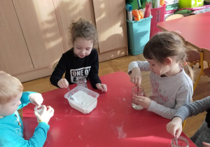 dzieci sypią sól do słoików