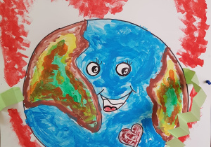 plakat, praca malowana farbą: uśmiechnięta planeta Ziemia z doklejonymi harmonijkowymi rękami i nogami na tle wielkiego serca