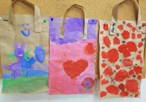 ekologiczne torby wykonane z szarego papieru i ozdobione przez dzieci