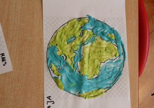 praca plastyczna: planeta Ziemia malowana farbami