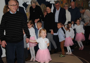 dziadkowie tańczą z wnuczętami w parach