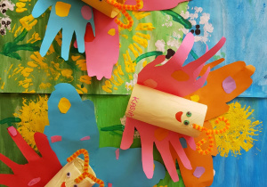 prace plastyczne - motyle wykonane z rolki papieru oklejonej kolorowym papierem (tułów), skrzydłami z odrysowanych dłoni dzieci, i różkami z kolorowego wyciorka