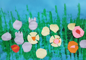prace plastyczne - łąka z kwiatami wyciętymi z kolorowego papieru