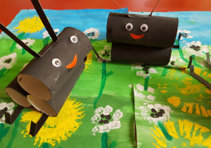 prace plastyczne - mrówki wykonane z 3 rolek papieru, pomalowanych na czarno i doklejonymi czarnymi paskami czarnego papieru (nogi i różki)