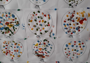 prace plastyczne dzieci z wykorzystaniem kropki - balony wykropkowane odciskami palców maczanymi w farbie