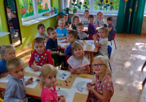 dzieci przy stolikach podczas wykonywania prac plastycznych - tęcz
