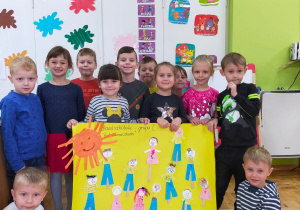dzieci z grupy I prezentują swój plakat na dzień przedszkolaka