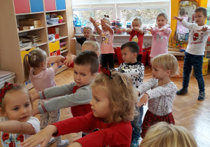 dzieci tańczą w parach - ręce wciągnięte przed siebie