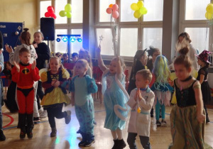taniec: dzieci podskakują